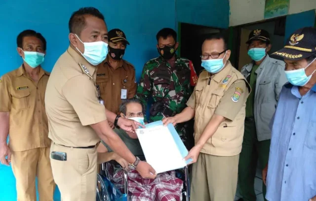 Dinsos Kabupaten Tangerang Berikan Bantuan Kursi Roda Ke Warga Desa Cikuya