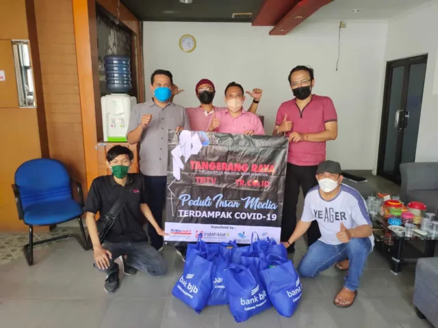 Sambangi Kantor FJT, Direktur PT Media Tangerang Raya Serahkan Paket Sembako