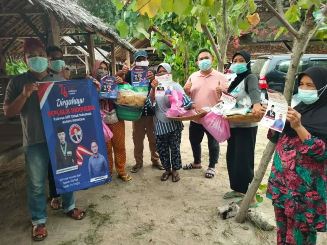 HUT RI Ke-76, Relawan AHY di Banten Bagikan Sembako dan Bendera Merah Putih