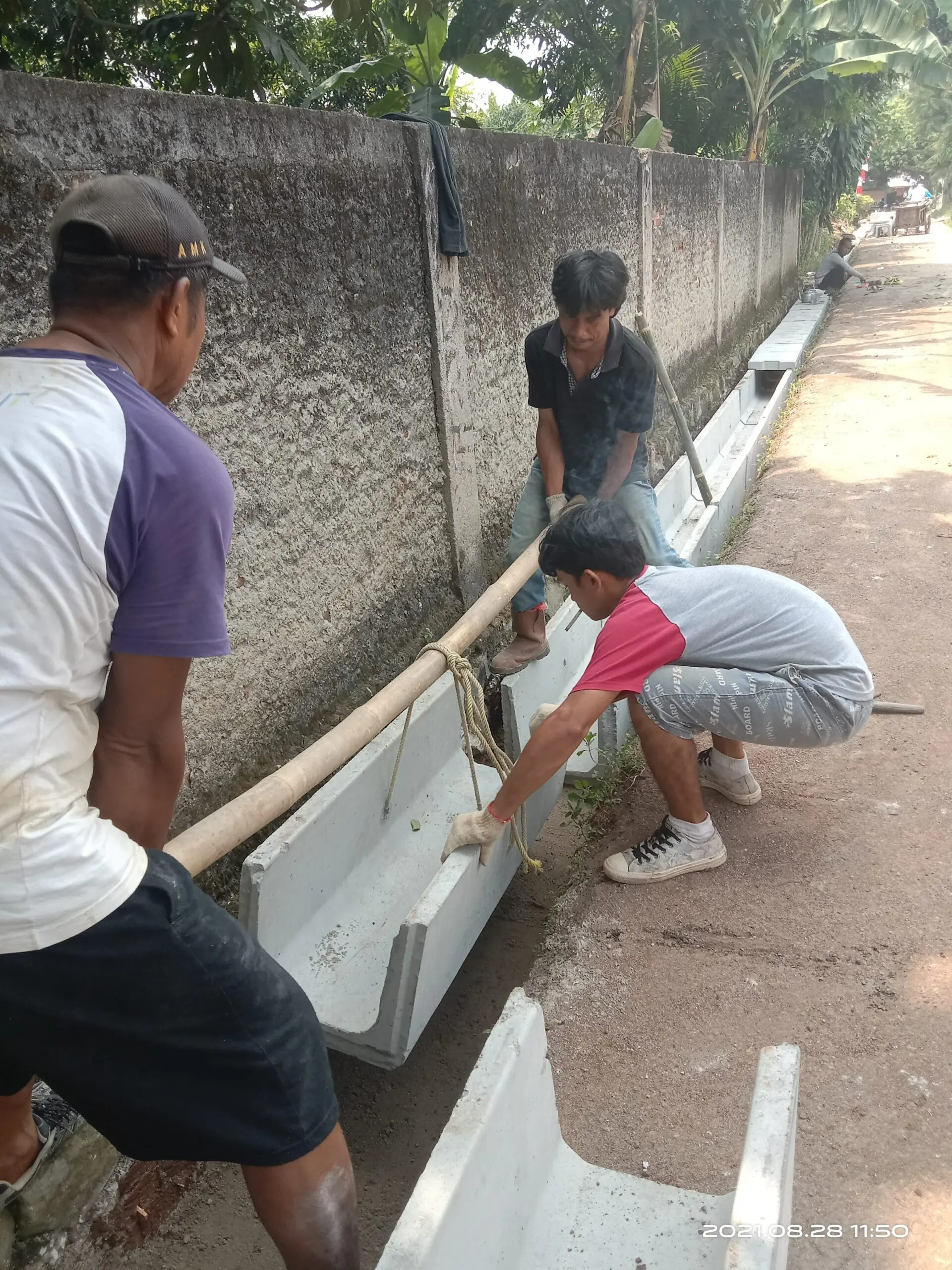 Tak Sesuai Spek, Proyek Drainase U-Ditch di Kampung Kadu Manggu Lemah Pengawasan