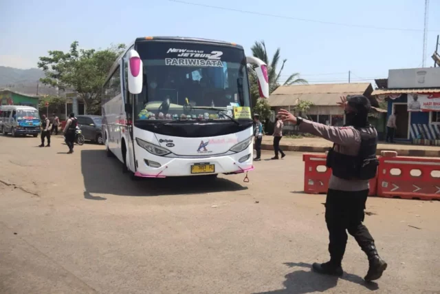 Kepadatan Wisatawan, Polda Banten Putarbalikan Kendaraan Menuju Anyer