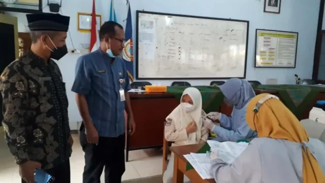 Serbuan Vaksin Covid-19 Kodim 0708 Bersama SMPN 10 Purworejo