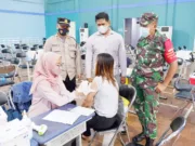 Pantau Giat Vaksinasi Presisi, Kapolsek bersama Danramil 14 Himbau Warga Disiplin Protkes Covid-19