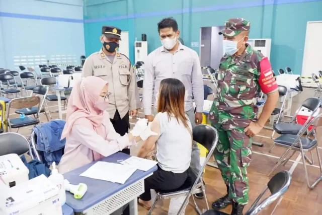 Pantau Giat Vaksinasi Presisi, Kapolsek bersama Danramil 14 Himbau Warga Disiplin Protkes Covid-19