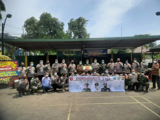 HUT TNI Ke-76, Kapolsek Bersama Camat Geruduk Makoramil 03/Legok