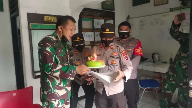 Sambut HUT TNI - 76, Kapolsek Cisoka Berikan Kejutan