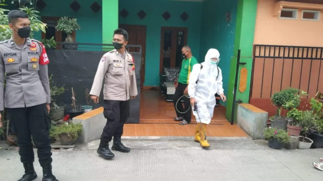 Tekan Penyebaran Covid-19, Bhabinkamtibmas dan Babinsa Panongan Lakukan Penyemprotan Disinfektan