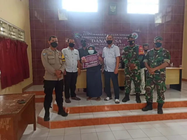 Antisipasi Penyebaran Covid-19, Bhabinkamtibmas Polsek Panongan Imbau Jaga Protkes Penyaluran BLT Desa Ciakar