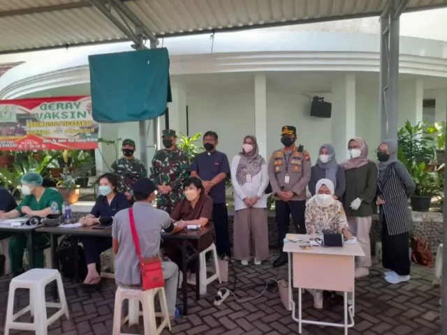 Kapolsek Melaksanakan Monitoring dan Pengamanan Kunjungan kerja Danrem 052/Wkr Tinjau Vasinasi Covid-19 di Gereja Katolik Santa Odilia