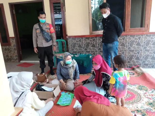 Vaksinasi Door To Door, Kanit Reskrim Polsek Panongan Datangi Rumah Warga