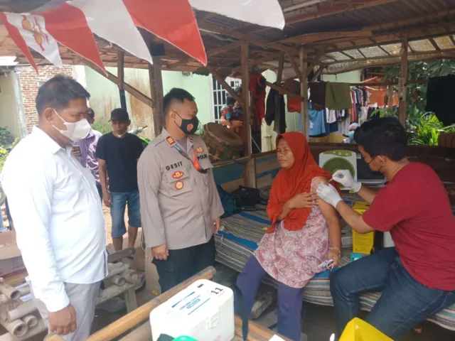 Luncurkan Program Vaksin Keliling, Polsek Panongan Sasar Warga Perkampungan