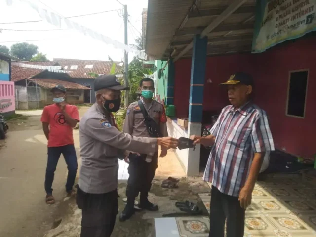 Edukasi Penerapan PPKM, Polsek Panongan Bagikan Masker Ke Masyarakat