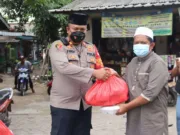 Gelar Jum'at Berkah, Kapolsek Kelapa Dua Bagikan Paket Sembako dan Nasi Kotak