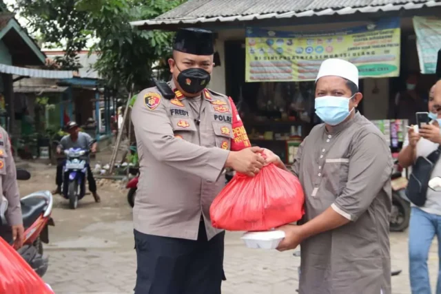 Gelar Jum'at Berkah, Kapolsek Kelapa Dua Bagikan Paket Sembako dan Nasi Kotak