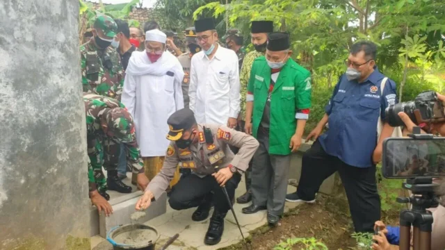 Kapolresta Tangerang bersama Dandim 0510/Tgr Hadiri Peletakan Batu Pertama Bedah Rumah Layak Huni