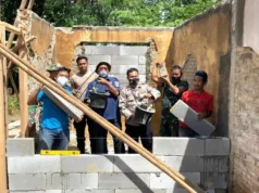 Tingkatkan Sinergitas, Kapolsek Bersama Toga Gotong Royong Bedah Rumah Warga Desa Serdang Kulon