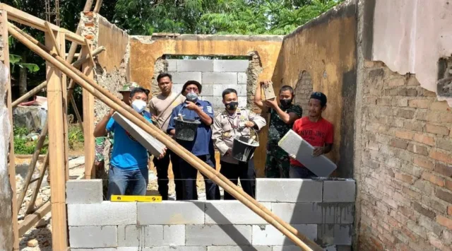 Tingkatkan Sinergitas, Kapolsek Bersama Toga Gotong Royong Bedah Rumah Warga Desa Serdang Kulon