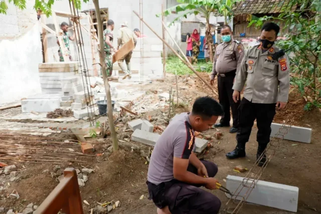 Kapolsek Kontrol Perkembangan Bedah Rumah di Desa Serdang Kulon Panongan