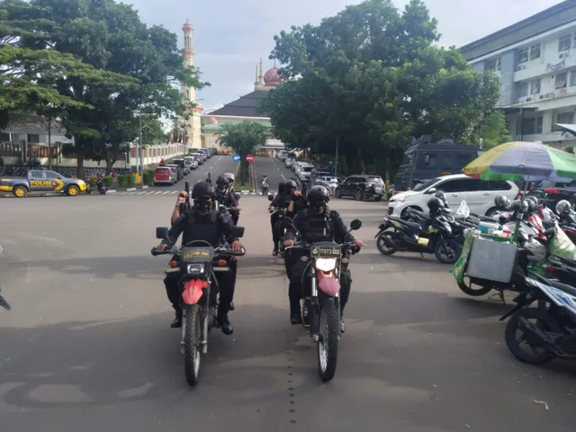 Pastikan Aksi Unras ASPSB Berjalan Aman dan Kondusif, Personel Brimob Banten Lakukan Patroli