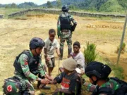 Peduli Kemanusiaan Satgas Yonif MR 412/BES/6/2 Kostrad Beri Bantuan Kesehatan Di Daerah Penugasan Papua