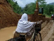 Jalan Berlumpur Akibat Proyek Irigasi, Banyak Warga Yang Terjatuh Saat Melewati