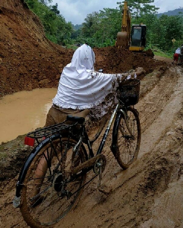 Jalan Berlumpur Akibat Proyek Irigasi, Banyak Warga Yang Terjatuh Saat Melewati