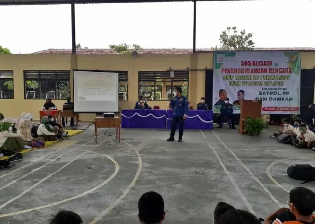 Satpol PP dan Damkar Beri Sosialisasi dan Simulasi Penanggulangan Bencana di SMPN 26 Purworejo