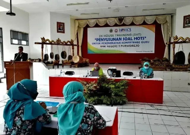 Meningkatkan Kompetensi Guru, SMKN 3 Purworejo Adakan IHT Penyusunan Soal HOTS