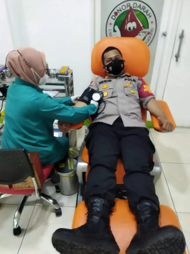 Jelang Nataru, Kapolsek Batu Ceper Beserta Anggotanya Lakukan Donor Darah di PMI Kota Tangerang