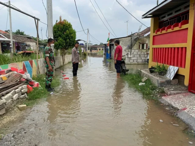 Polsek Cisoka Bersama Tiga Pilar Cek Perumahan Yang Tergenang Luapan Kali Cidurian