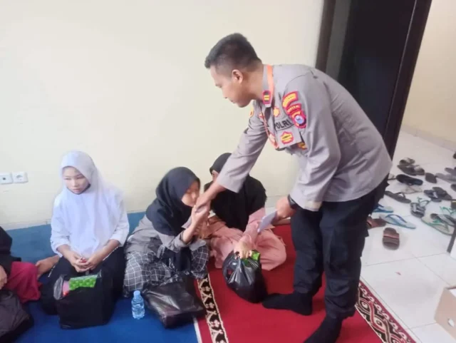 Gelar Pengajian Rutin, Kapolsek Beri Santunan Anak Yatim Piatu