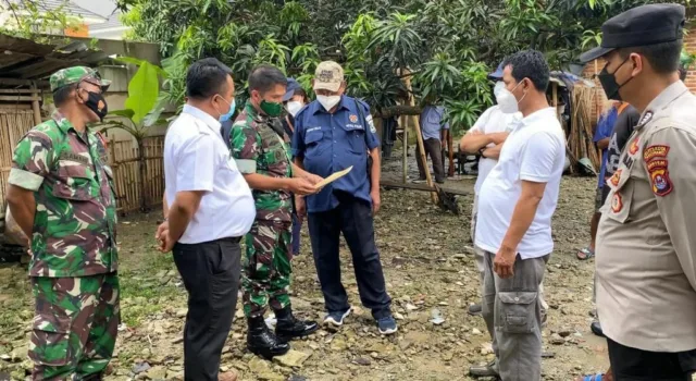 Didampingi Bhabinkamtibmas Ciakar, Dandim 0510/Trs Tinjau Proses Bedah Rumah Layak Huni