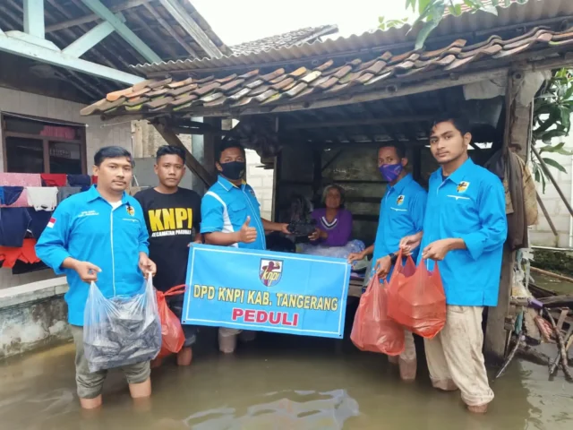 Peduli Kemanusiaan, KNPI Tangerang Bantu Warga Korban Banjir di Pakuhaji