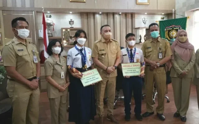 Raih Juara Nasional Lomba Gitar Duet. Bupati Berkesempatan Kalungkan Medali Emas Kepada Dua Siswa SMPN 2 Purworejo