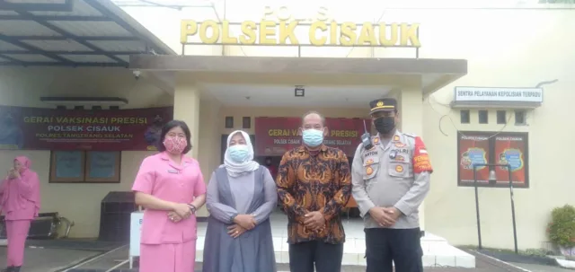 Kapolsek Cisauk Lepas Anggota yang memasuki masa Purna