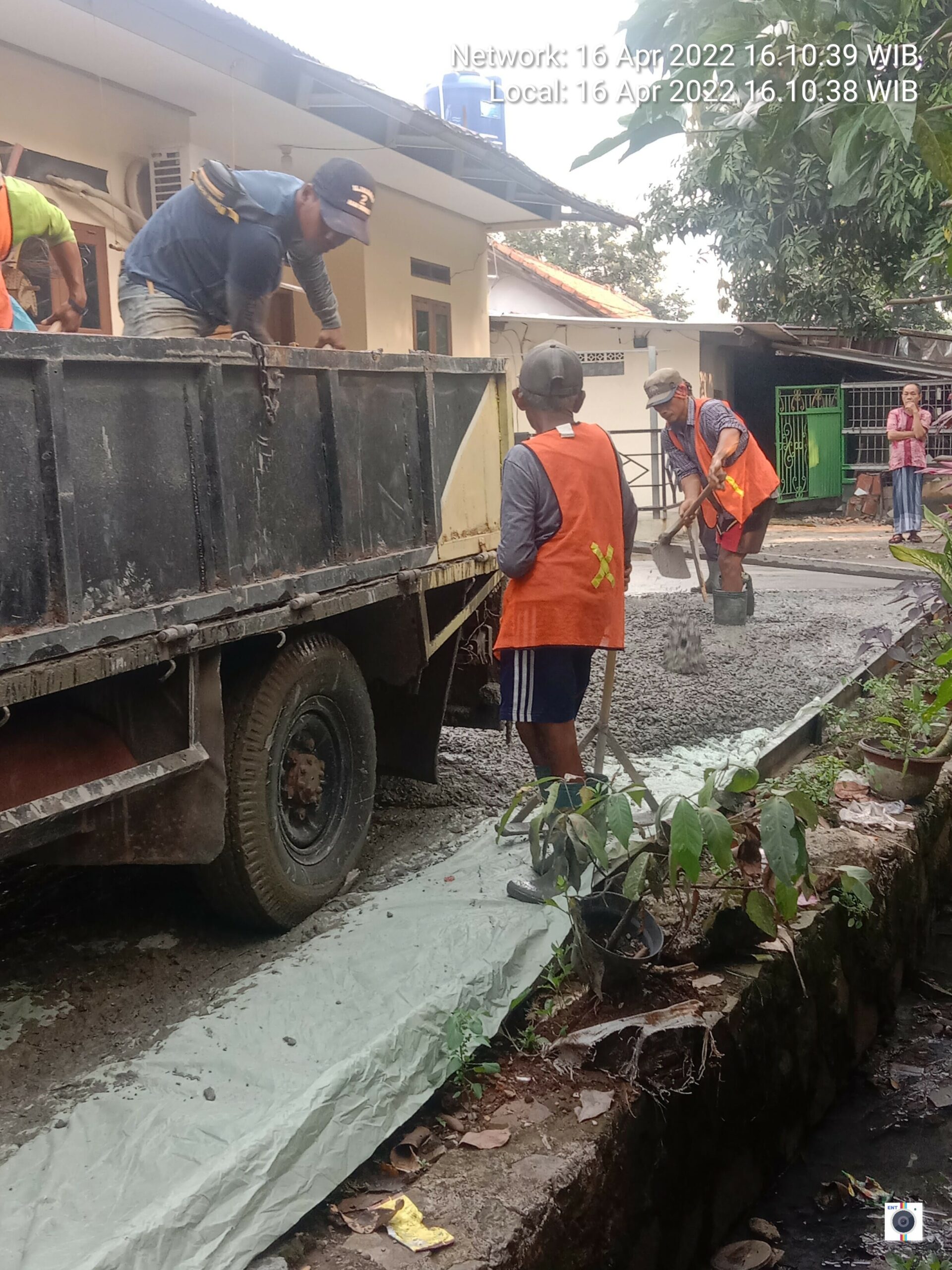 Proyek Betonisasi di Jalan Gang H. Jain Cijengir, Kasi Ekbang Kecamatan Curug Terkesan Tutup Mata