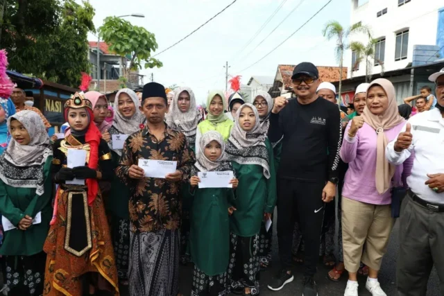 Naik Sepeda Keliling Kelurahan Purworejo, Bupati Menyapa Warga dan Berikan Baksos