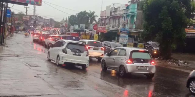 Macet Parah di Ruas Jalan H Adam Malik Kota Jambi