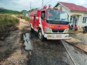 Terbakar tiga unit rumah tipe 36 di Perumahan Permata Regency, Blok L 45,46,47, RT 08, Desa Mendalo Indah, Kabupaten Muaro Jambi, Provinsi Jambi, dan membakar dua orang anak hingga tewas, Jum’at (21/10-2022).