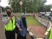 Tampak seorang wanita yang coba menerobos Istana Presiden Jakarta dan sepucuk senjata api jenis fn berhasil ditangpap pihak kepolisian.