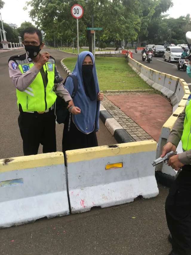 Tampak seorang wanita yang coba menerobos Istana Presiden Jakarta dan sepucuk senjata api jenis fn berhasil ditangpap pihak kepolisian.