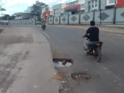 Ruas Jalan Nasional Lingkar Jambi terlihat berlubang sehingga rawan terjadi kecelakaan lalulintas.