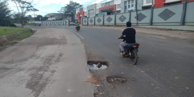 Ruas Jalan Nasional Lingkar Jambi terlihat berlubang sehingga rawan terjadi kecelakaan lalulintas.