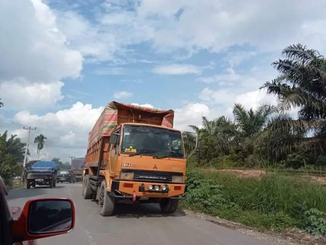 truk batubara menjadi penyebab kerusakan jalan nasional dan jalan provindi di Provinsi Jambi.