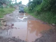 Beginilah kondisi Jalan Sersan, Kota Jambi yang kondisinya mirip seperti kubangan kerbau. Poto ini diambil, Selasa (1/11-2022).