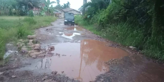 Beginilah kondisi Jalan Sersan, Kota Jambi yang kondisinya mirip seperti kubangan kerbau. Poto ini diambil, Selasa (1/11-2022).