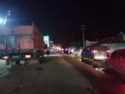 Truk bermuatan batubara di Jambi masih melintasi jalan umum, dan akibatnya masyarakat pengguna jalan mengalami banyak kerugian, termasuk bahaya kecelakaan lalulintas.