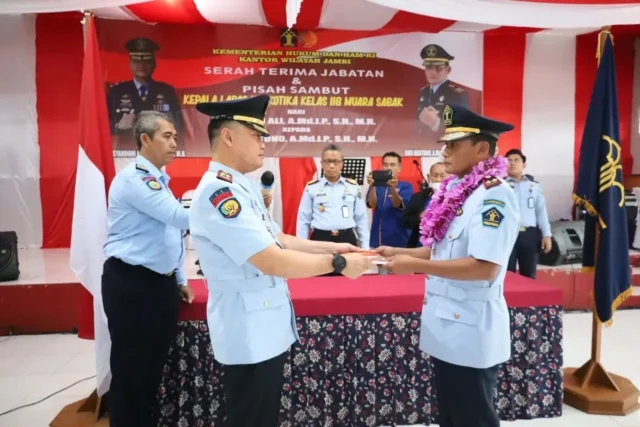 Serah terima jabatan Kalapas Narkotika Muara Sabak, dari Syahroni Ali kepenggantinya Dwi Hartono, Senin (7/11-2022).