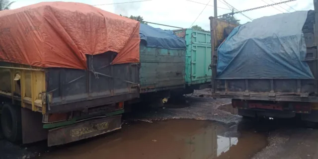 Inilah truk bermuatan batubara yang sekarang terus menimbulkan kemacetan di ruas jalan nasional Jambi.