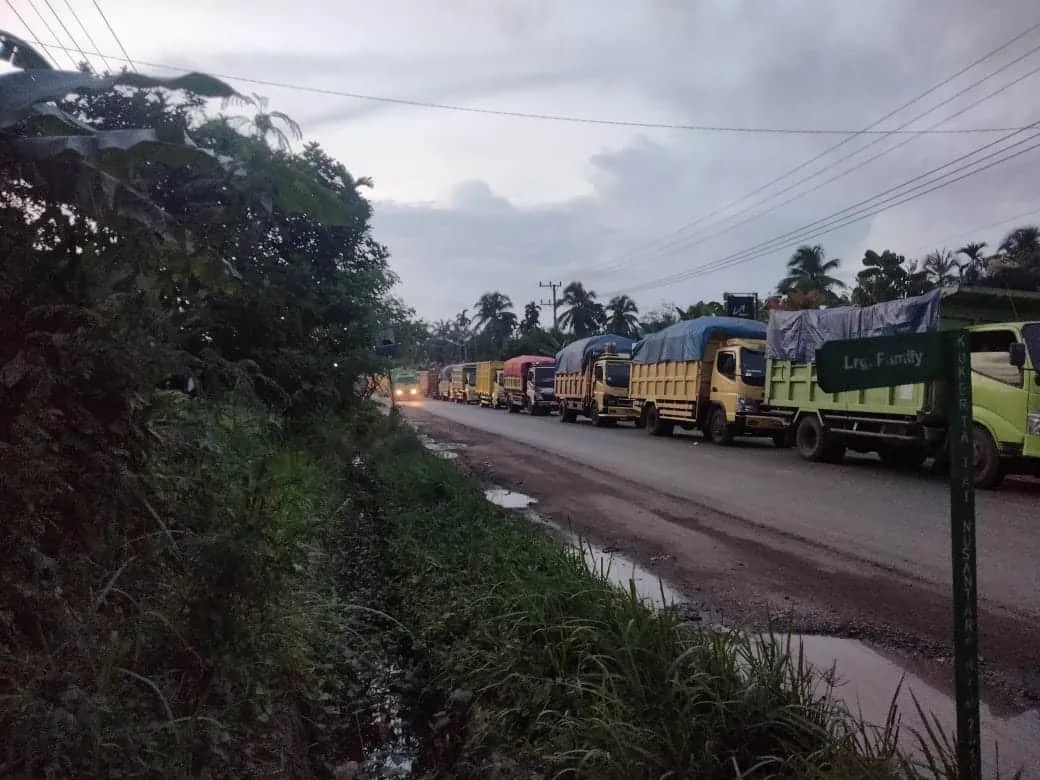 Tampak terjadi kemacetan, Selasa sore (8/11-2022) akibat truk bermuatan batubara di ruas jalan nasional yang menghubungkan Muara Tembesi - Muara Bulian, Kabupaten Batanghari, Provinsi Jambi.